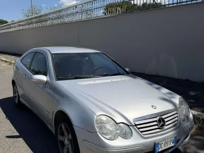 Usata Mercedes C200 Elegance 122 CV (89 kW) 2006 Grigio metallizato Coupé