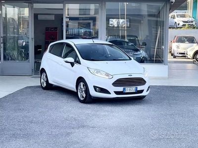 Usata Ford Fiesta 95 CV (69 kW) 2014 Bianco Utilitaria