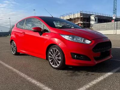 Usado Ford Fiesta ST-Line 95 HP (69 kW) 2016 Vermelho Citadino