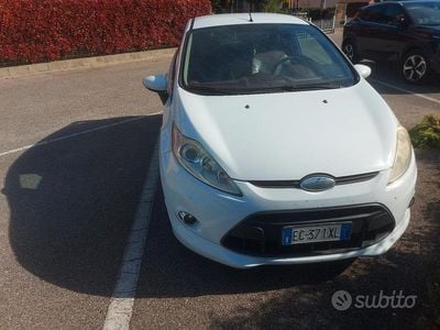 Gebraucht Ford Fiesta Titanium 90 PS (66 kW) 2010 Weiß Kleinwagen