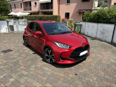 Usata Toyota Yaris Hybrid Active 92 CV (67 kW) 2024 Rosso Berlina