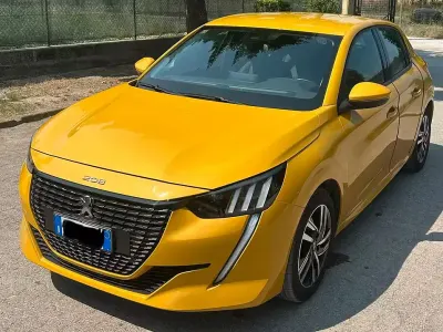 Usata Peugeot 208 102 CV (75 kW) 2020 Utilitaria