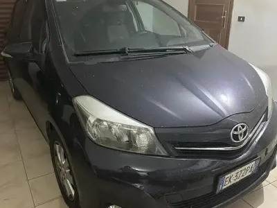 Usata Toyota Yaris Lounge 90 CV (66 kW) 2011 Grigio Utilitaria
