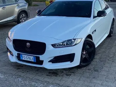 Usata Jaguar XE 180 CV (132 kW) 2017 Bianco Berlina