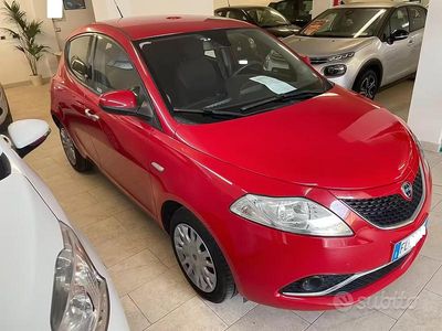 Usata Lancia Ypsilon Silver 69 CV (50 kW) 2017 Rosso Utilitaria