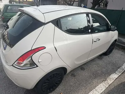 Usata Lancia Ypsilon Silver 69 CV (50 kW) 2016 Utilitaria