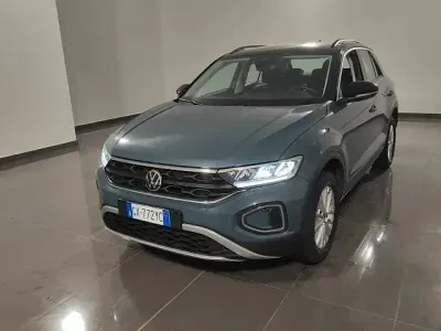 Usata VW T-Roc Life 115 CV (84 kW) 2024 Blu SUV