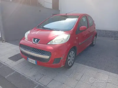 Usata Peugeot 107 54 CV (39 kW) 2010 Rosso Utilitaria