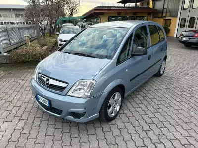 Usado Opel Meriva Cosmo 90 CV (66 kW) 2008 Gris Monovolumen