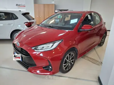 Usado Toyota Yaris Trend 116 CV (85 kW) 2022 Rojo Utilitario