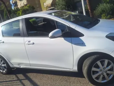 Usata Toyota Yaris Hybrid Style 75 CV (55 kW) 2013 Berlina