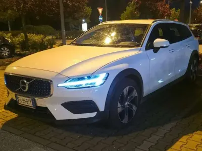 Usata Volvo V60 CC Business Edition 190 CV (139 kW) 2019 Bianco Station wagon