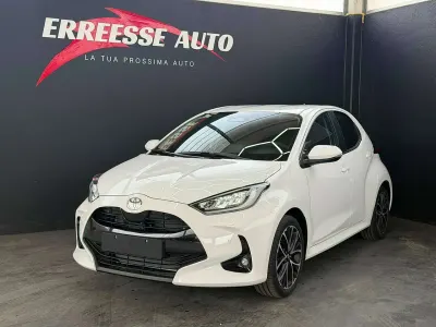 Nuova Toyota Yaris Hybrid 92 CV (67 kW) 2026 Super white Berlina