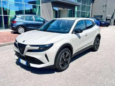 Nuova Alfa Romeo Junior 61 kW (84 CV) 2025 Avorio SUV