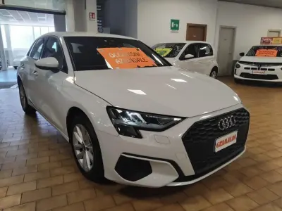 Usata Audi A3 Business 116 CV (85 kW) 2023 Bianco ghiacciaio / metallizzato Berlina