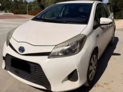 Usata Toyota Yaris Hybrid Style 75 CV (55 kW) 2013 Bianco