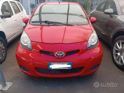 Usata Toyota Aygo Sol 68 CV (50 kW) 2010 Rosso Utilitaria