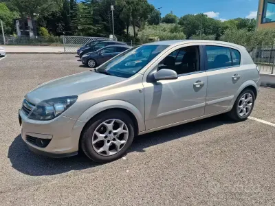 Usata Opel Astra Cosmo 101 CV (74 kW) 2005 Beige Berlina