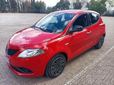 Usata Lancia Ypsilon Gold 69 CV (50 kW) 2018 Rosso Utilitaria