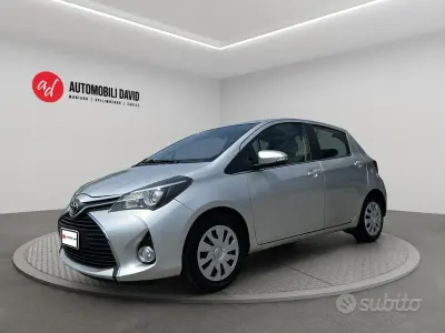 Usata Toyota Yaris Active 69 CV (50 kW) 2015 Grigio Utilitaria