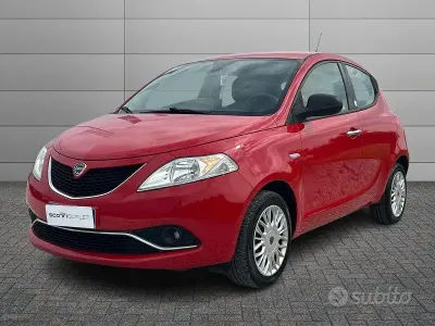 Usata Lancia Ypsilon Silver 69 CV (50 kW) 2016 Rosso Utilitaria