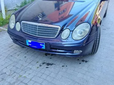Usata Mercedes E220 150 CV (110 kW) 2004 Blu Berlina