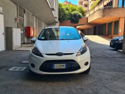 Usata Ford Fiesta 82 CV (60 kW) 2011 Bianco Berlina