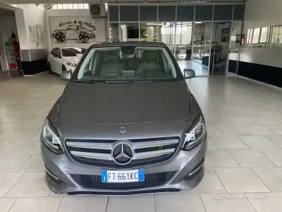 Gebraucht Mercedes B180 Premium 122 PS (89 kW) 2018 Grau Van / Kleinbus