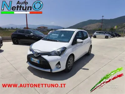 Usado Toyota Yaris Lounge 69 CV (50 kW) 2015 Blanco Berlina