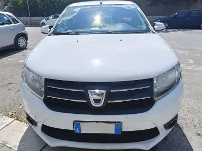 Usata Dacia Sandero Lauréate 75 CV (55 kW) 2014 Bianco Berlina