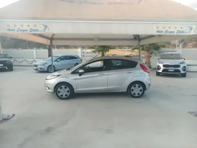 Usata Ford Fiesta 92 CV (67 kW) 2010 Grigio Berlina