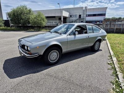 Begagnad Alfa Romeo Alfetta GT/GTV 122 HK (89 kW) 1975 Grå Sportkupé