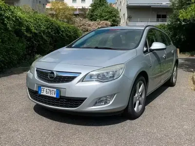 Usata Opel Astra Cosmo 110 CV (80 kW) 2011 Grigio Station wagon