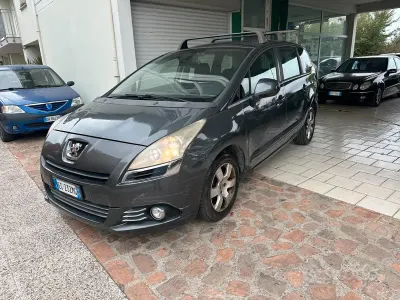 Usado Peugeot 5008 110 HP (80 kW) 2010 Cinzento Monovolume