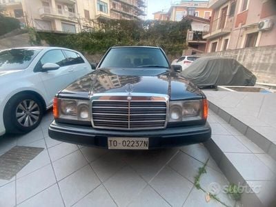 Usata Mercedes 200 122 CV (89 kW) 1989 Nero Station wagon