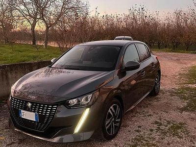 Usata Peugeot 208 Allure 101 CV (74 kW) 2023 Grigio Utilitaria