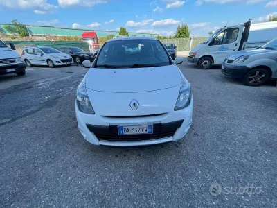 Gebraucht Renault Clio II 75 PS (55 kW) 2009 Weiß Limousine