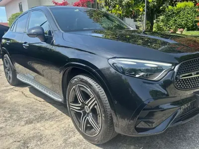 Käytetty Mercedes GLC300e Premium Plus 197 HP (144 kW) 2023 Musta Coupe - kaksiovinen