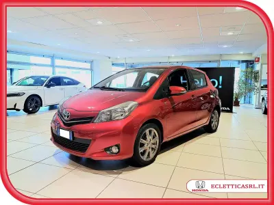 Usata Toyota Yaris Lounge 90 CV (66 kW) 2011 Rosso Utilitaria