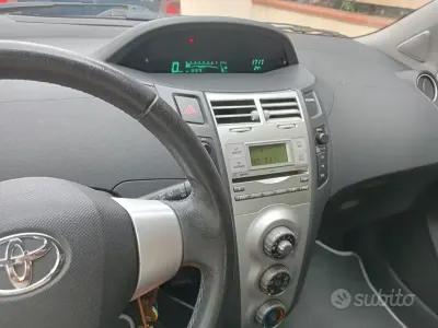 Usata Toyota Yaris 69 CV (50 kW) 2008 Grigio Utilitaria