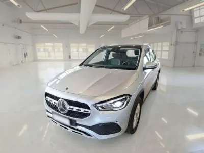 Usata Mercedes GLA200 Business 150 CV (110 kW) 2022 Iridiumsilver, metallic paint SUV