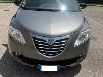 Usata Lancia Ypsilon 69 CV (50 kW) 2014 Grigio Utilitaria