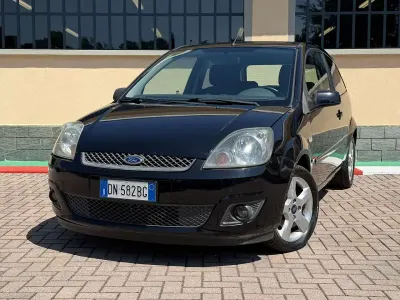 Usata Ford Fiesta Ghia 75 CV (55 kW) 2008 Nero Utilitaria