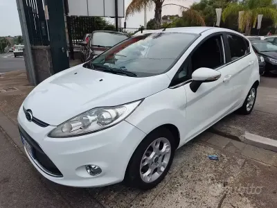 Usata Ford Fiesta 60 CV (44 kW) 2012 Bianco Berlina
