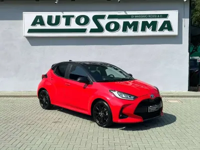 Usata Toyota Yaris Hybrid Style 92 CV (67 kW) 2022 Rosso perlato con tetto nero Berlina