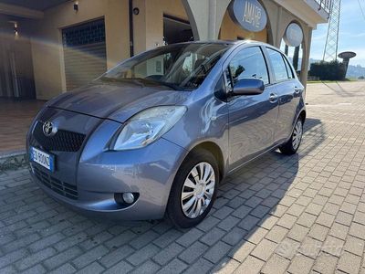 Grigio Usata 2010 Toyota Yaris Berlina | 5500 € (Buon prezzo)