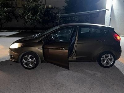 Usata Ford Fiesta 82 CV (60 kW) 2011 Marrone Berlina