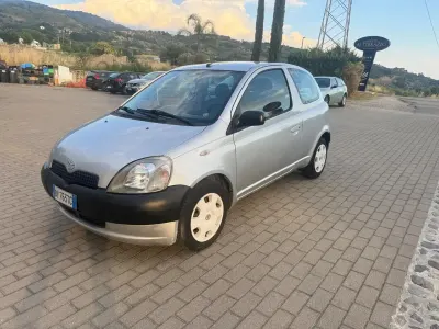 Usata Toyota Yaris 65 CV (47 kW) 2003 Argento Berlina