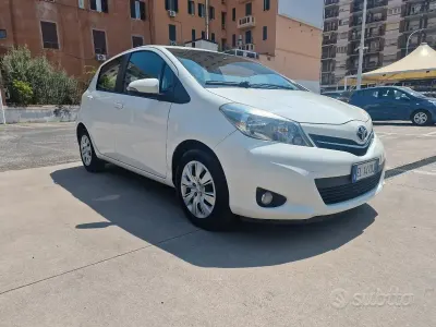 Usata Toyota Yaris Active 99 CV (72 kW) 2012 Bianco Utilitaria