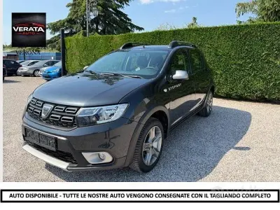 Usata Dacia Sandero Acces 73 CV (53 kW) 2019 Grigio Berlina